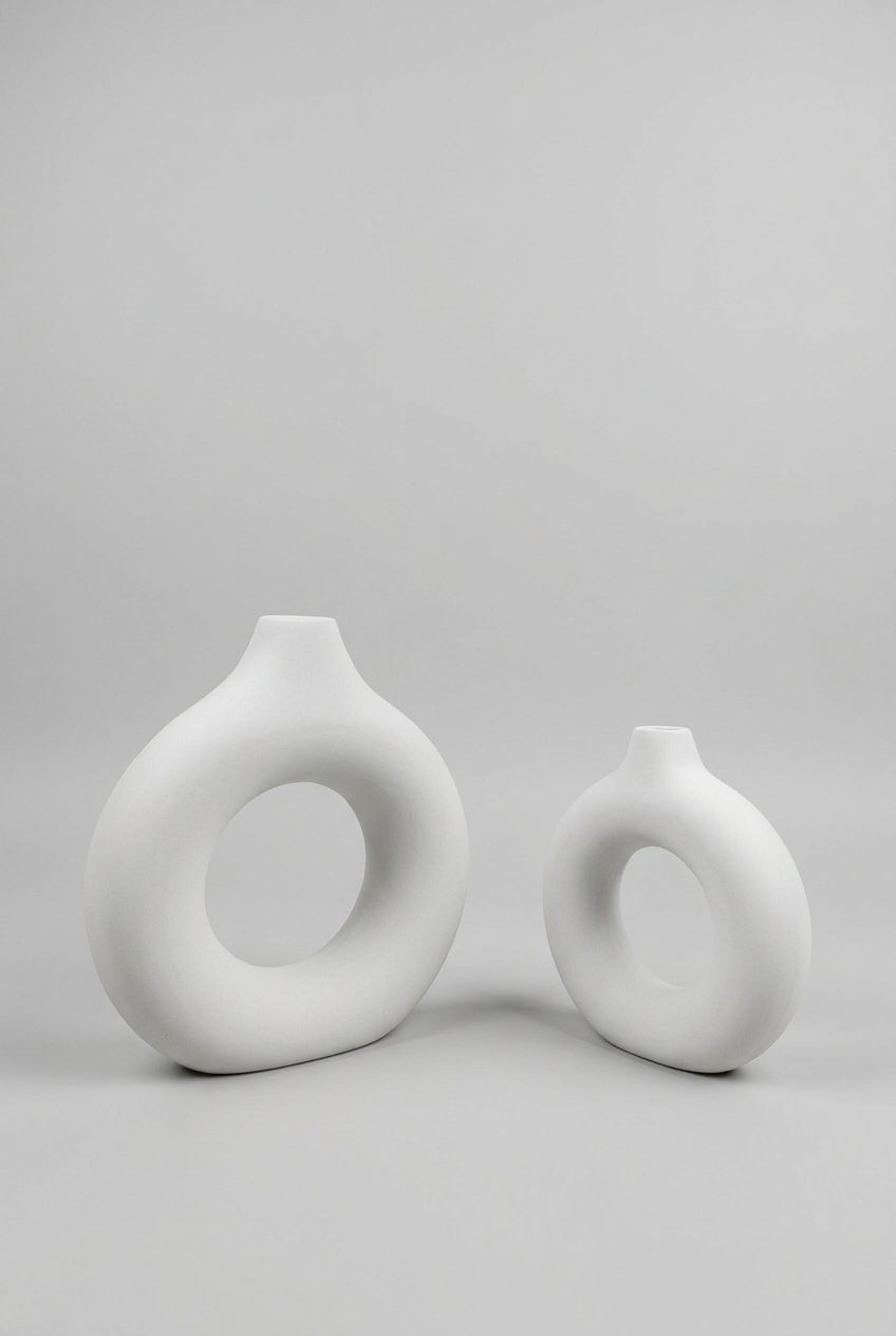 Duo de vases blancs en céramique élégants.