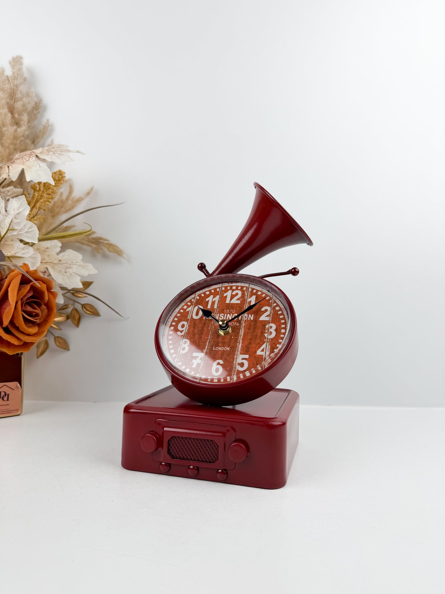 Horloge classique en métal robuste d'un mécanisme de sonneur mécanique.