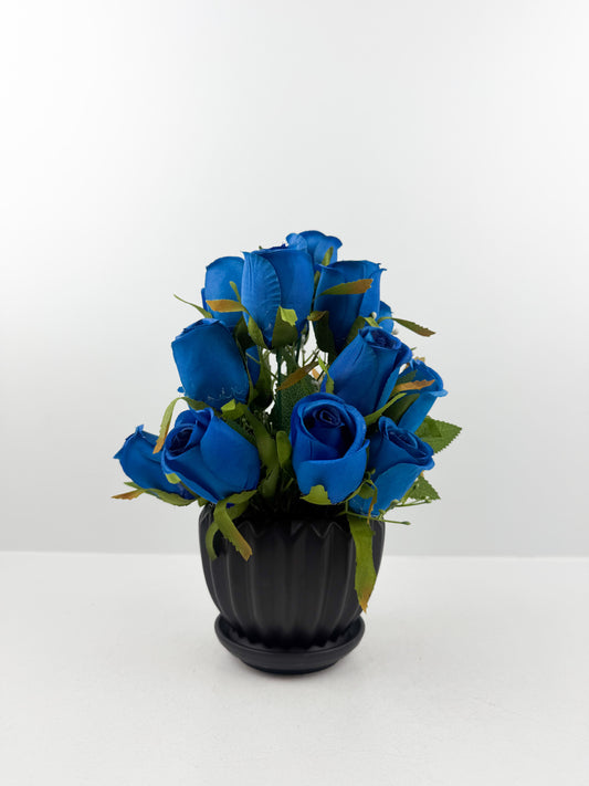 Fleurs artificielles bleu élégant pour vase en céramique noir haut de gamme
