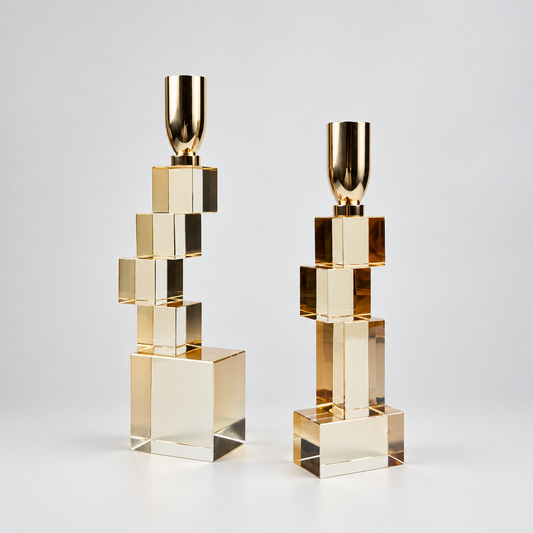 Duo de bougeoirs sculpturaux de motifs luxe cube en cristal .