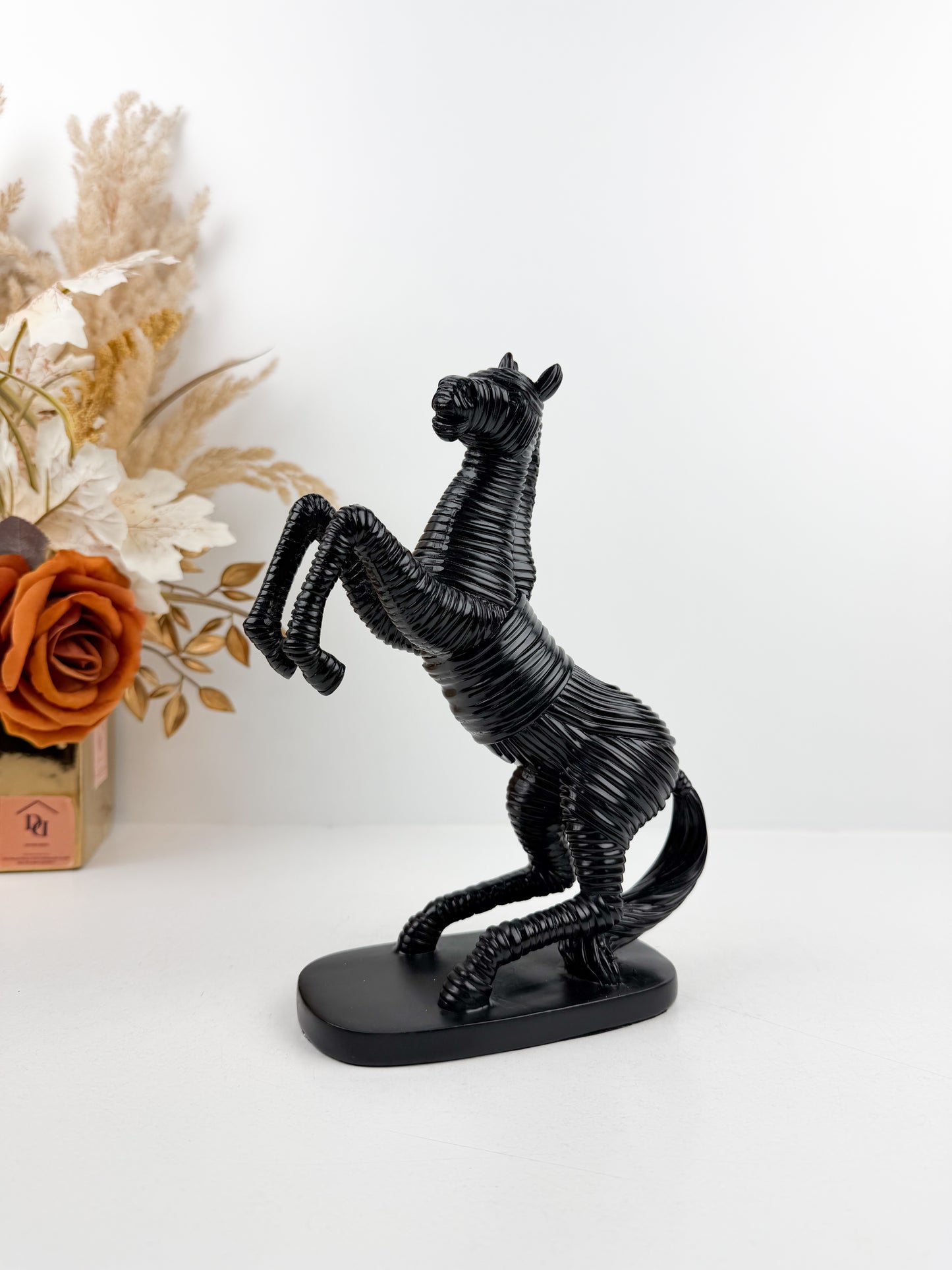Statue de cheval noir au style moderne en résine