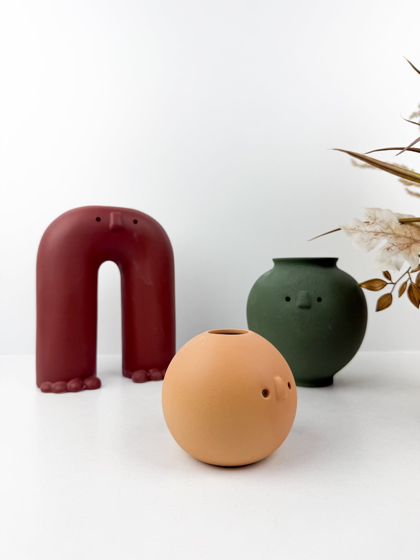 Trio de vases en céramique aux formes organiques et expressives