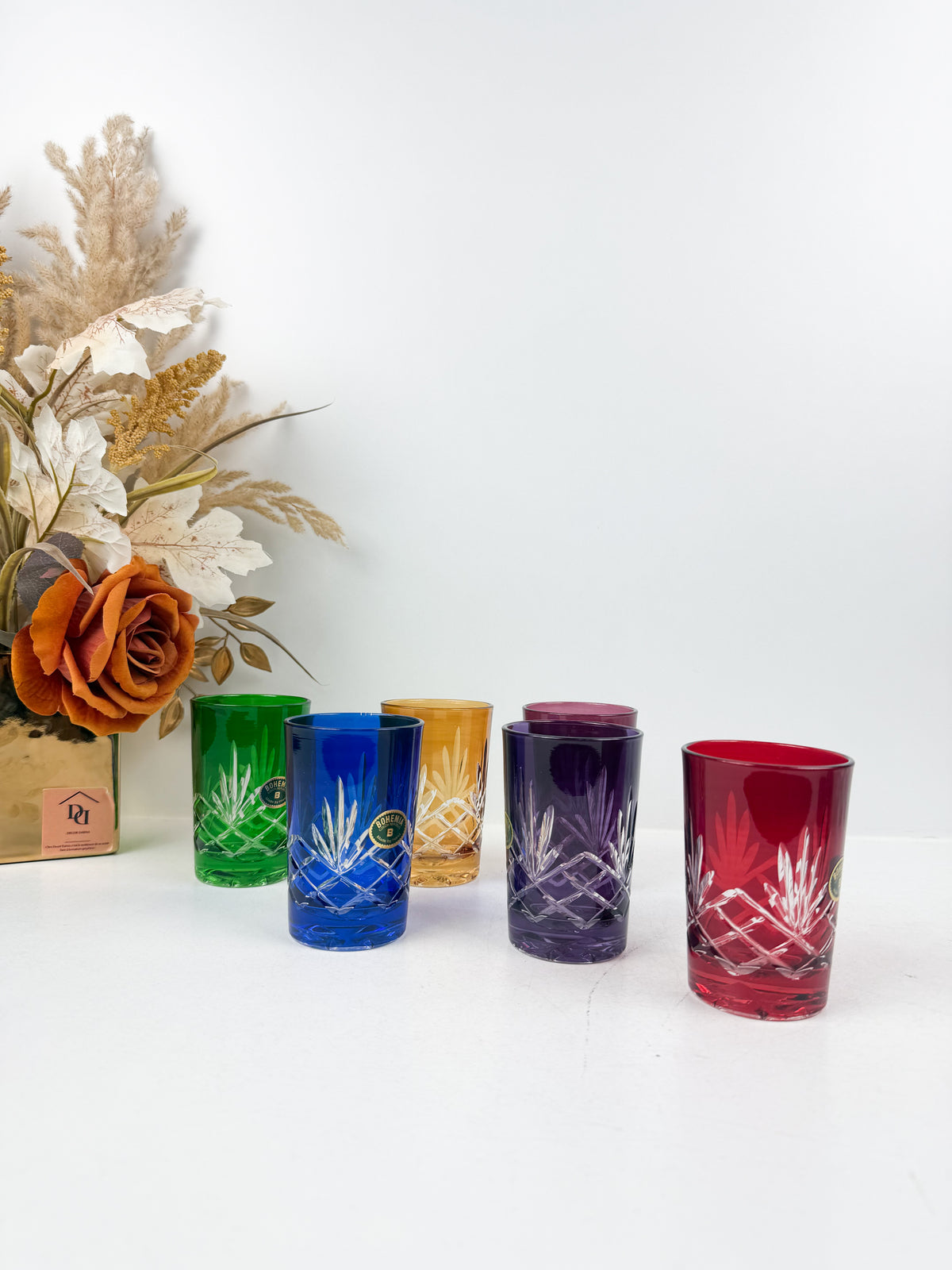 Ensemble de six verres à thé traditionnels en cristal de couleurs variées.