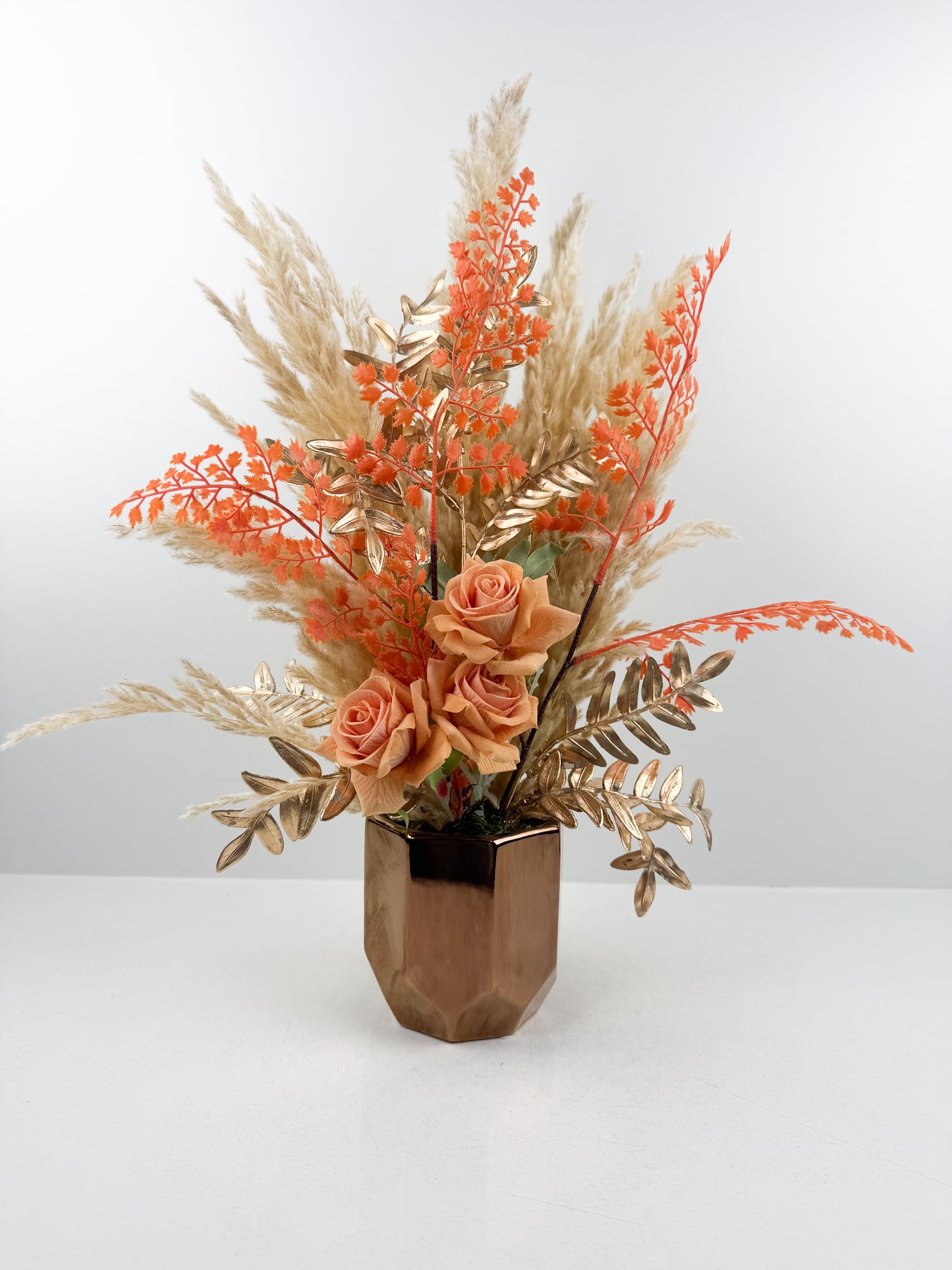Fleurs séchées orange vibrantes arrangées dans une élégante vase en céramique marron