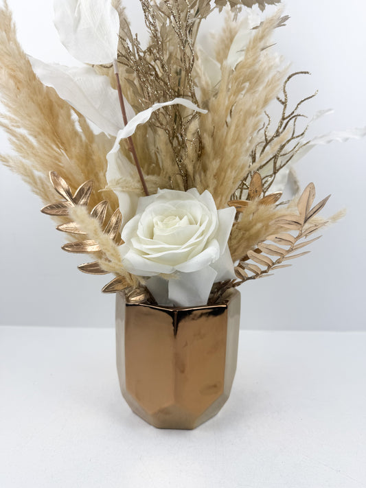 Fleurs séchées beige rehaussée d'une fleur blanche délicate.