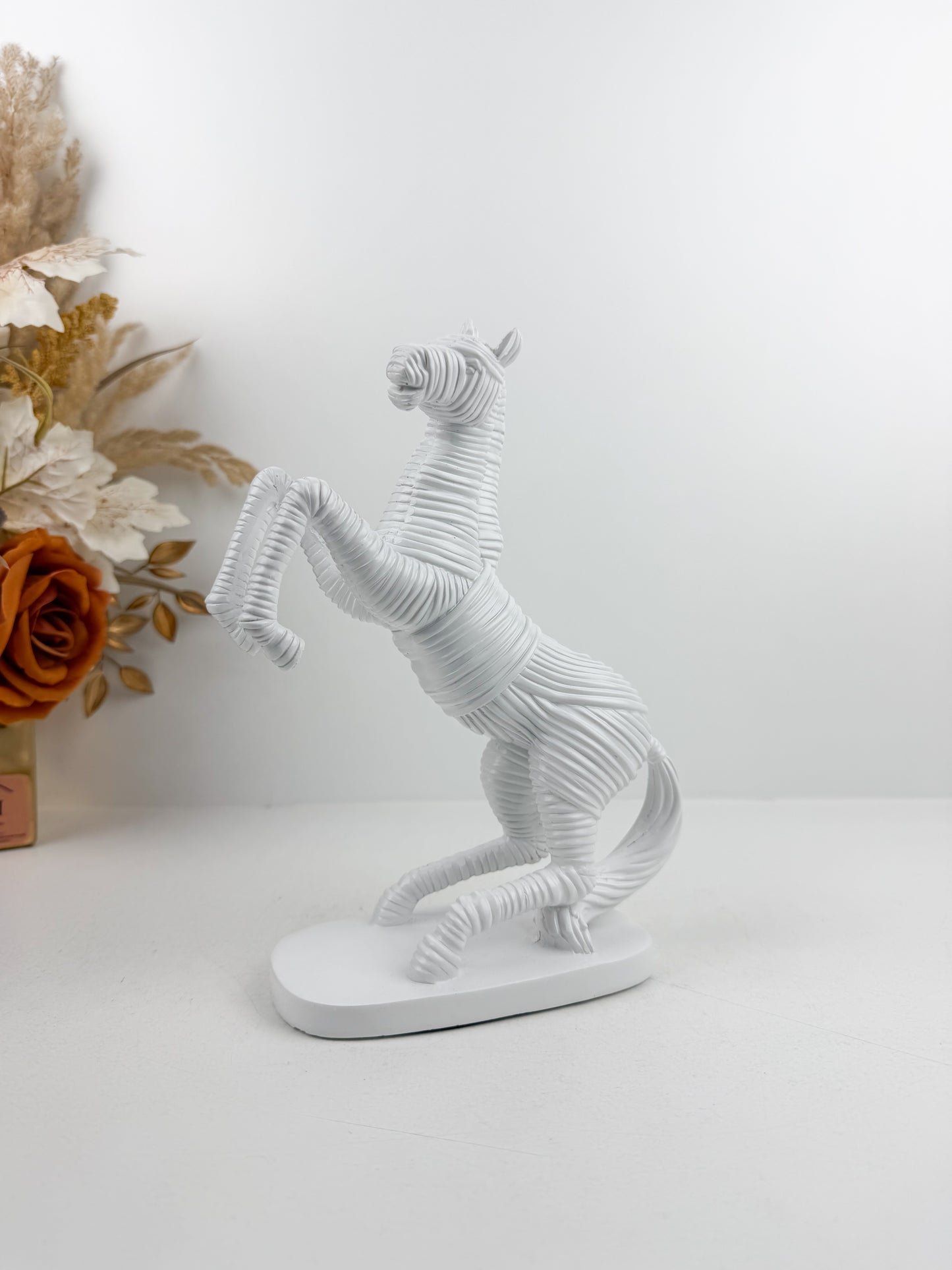 Sculpture de cheval blanc au style moderne