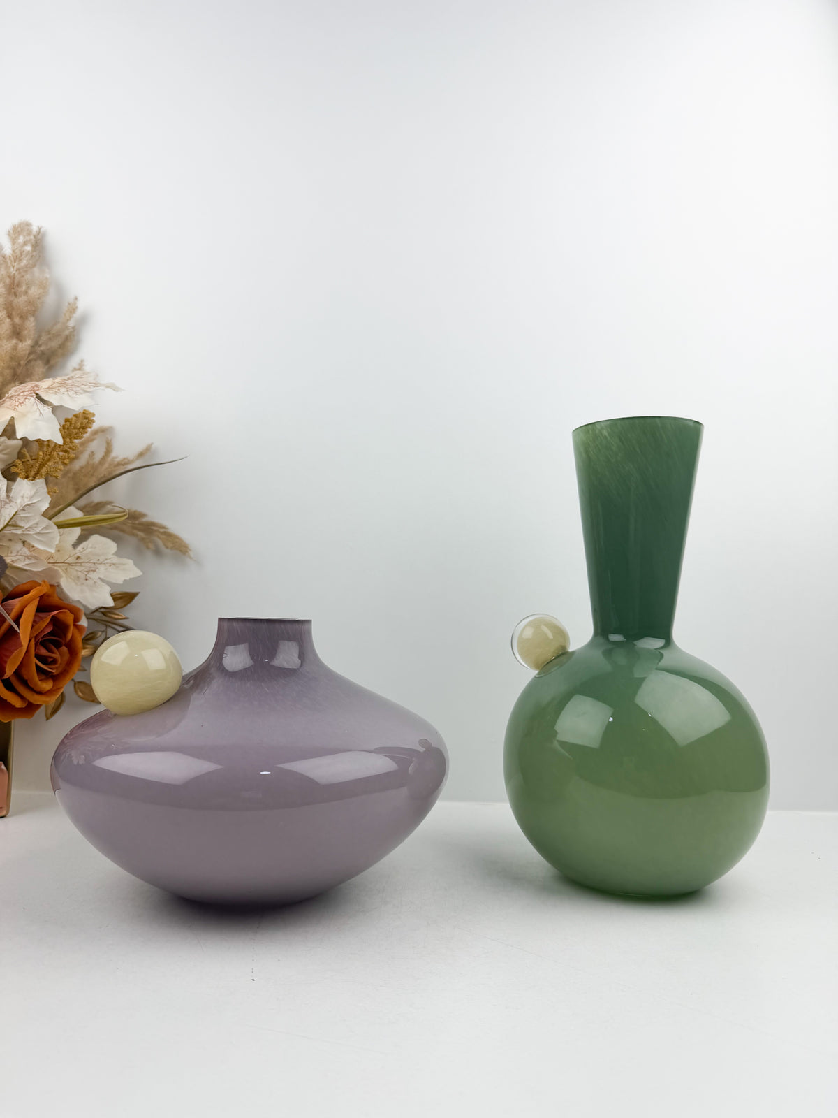 Duo de vases décoratifs au design sculptural violet et vert Olive.