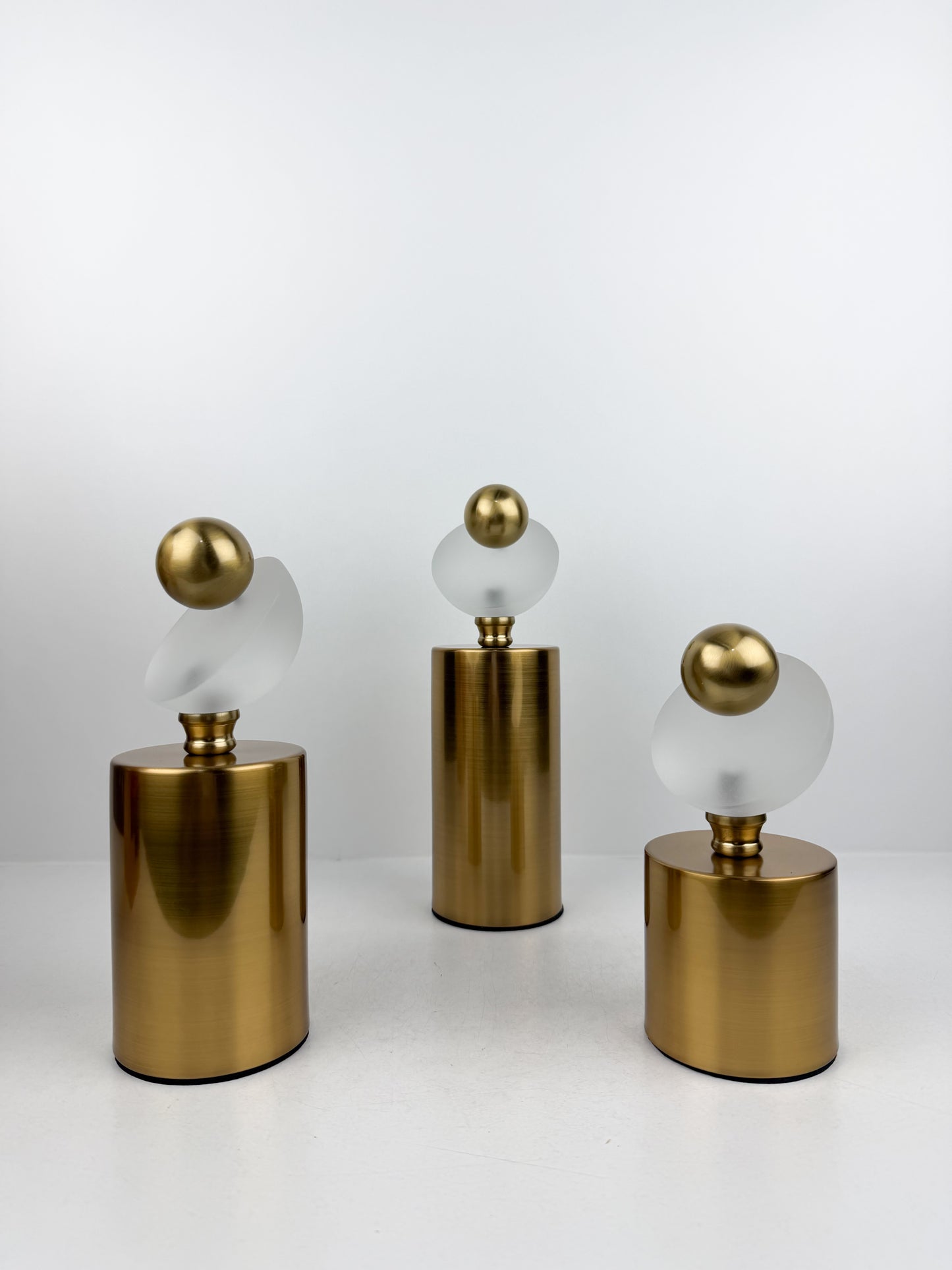 Trio de sculptures décoratives en métal élégant