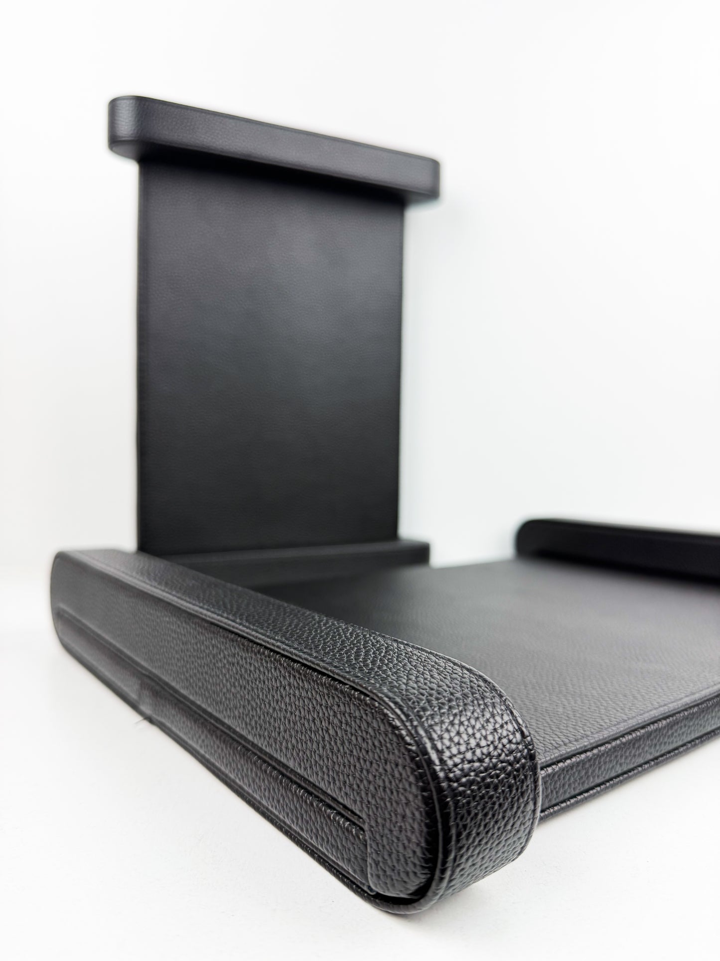 Deux plateaux en cuir noir luxe