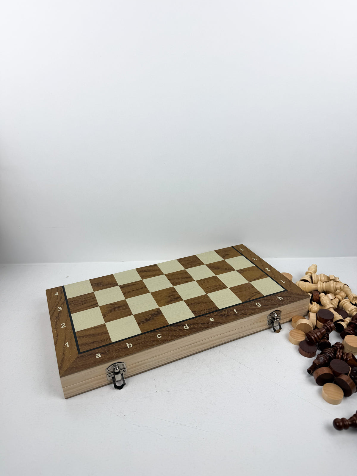 Jeu d'echecs pliable en bois artisanale.