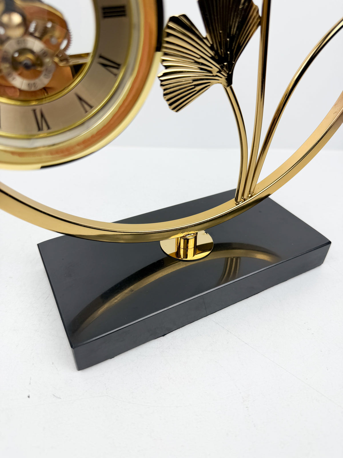 Horloge de table sculpturale en métal doré.
