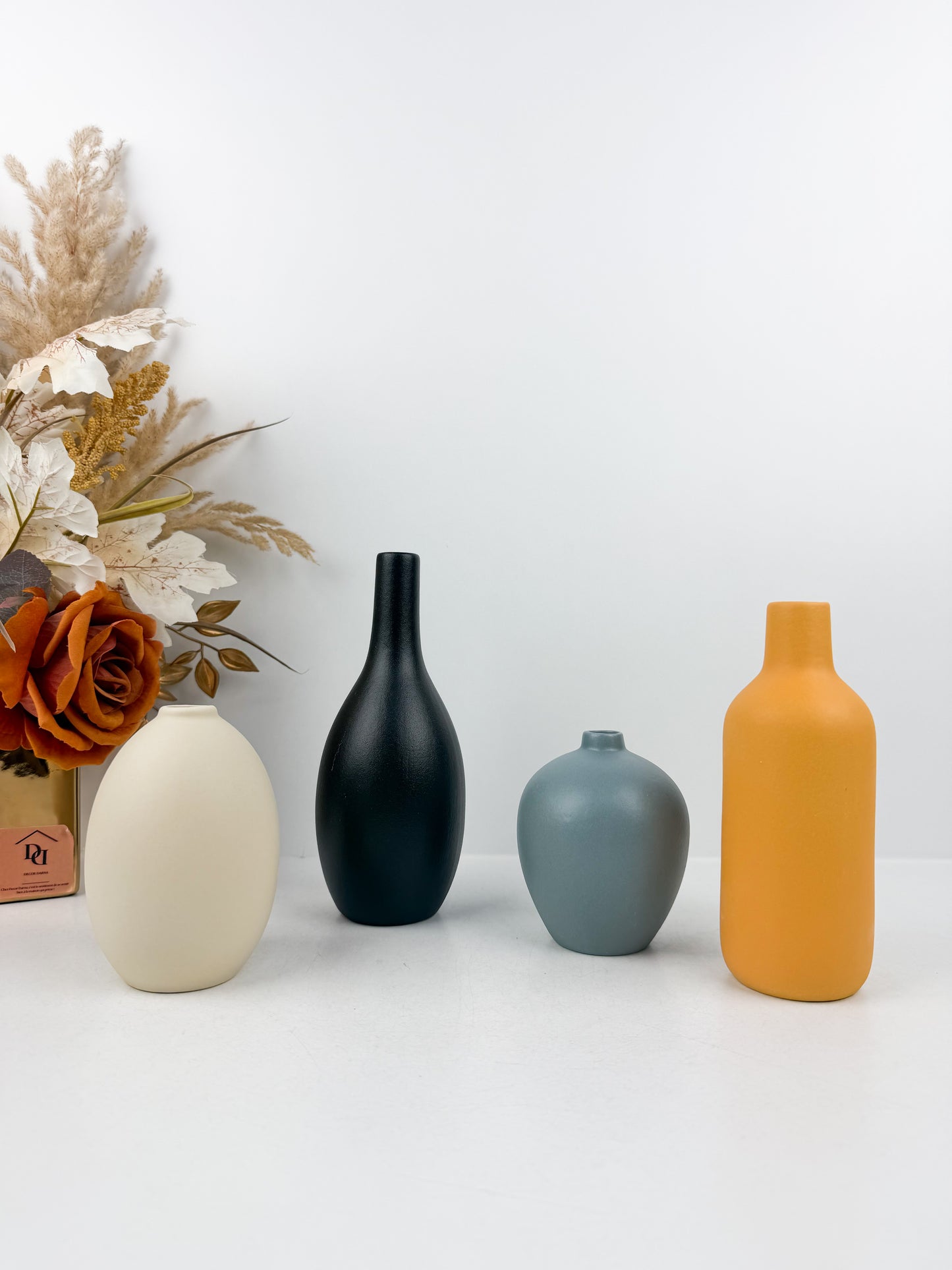 Ensemble de quatre mini vases aux formes et couleurs variées