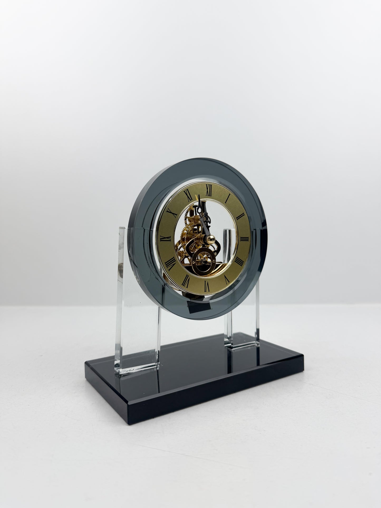 Horloge décorative en cristal au design épuré et intemporel.