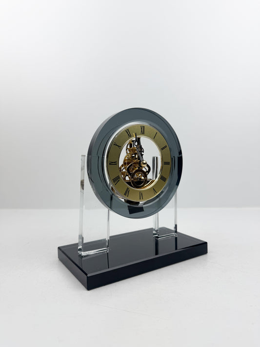 Horloge décorative en cristal au design épuré et intemporel.