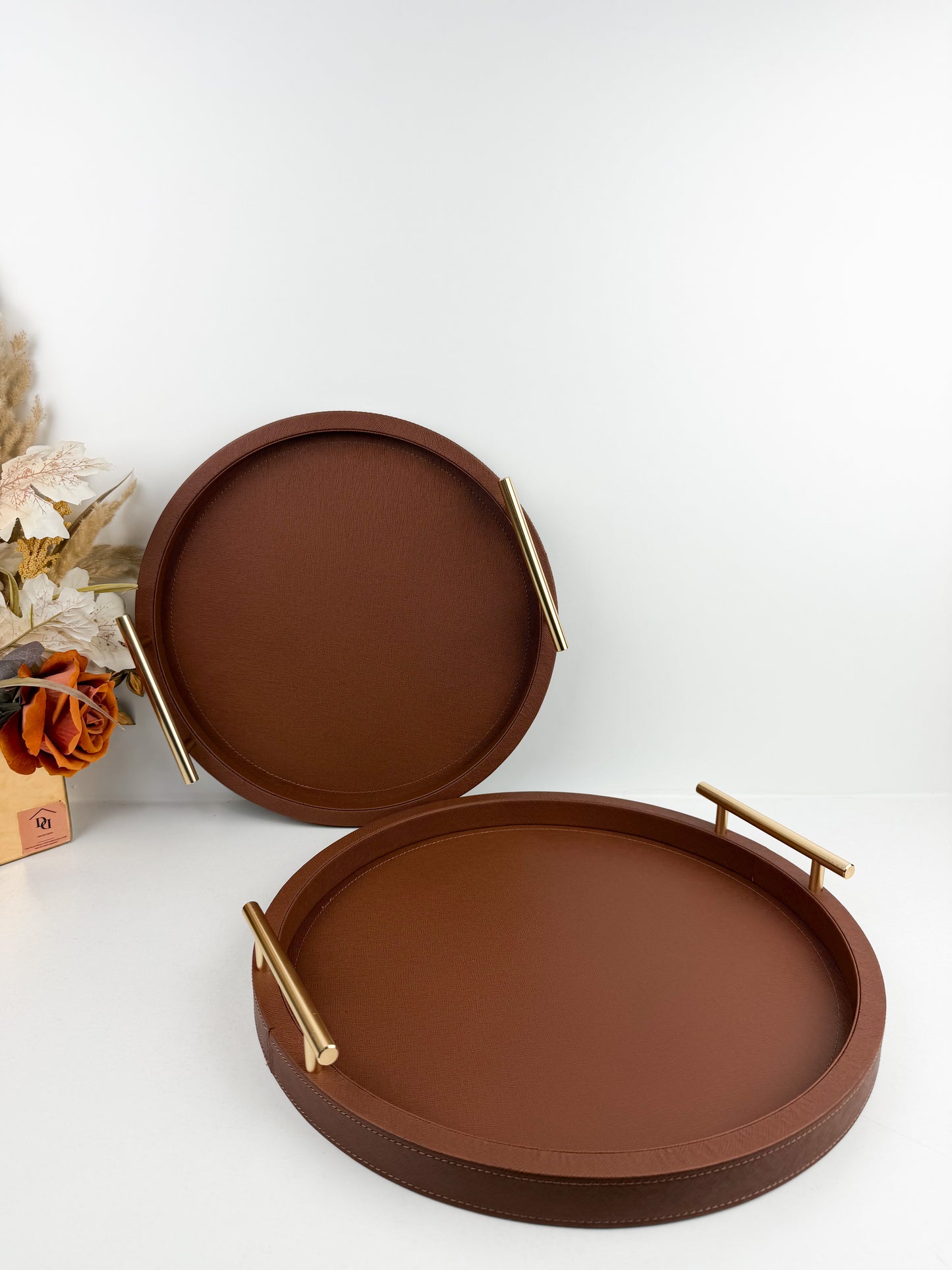 Ensemble de plateaux ronds avec poignées en cuir texturé marron