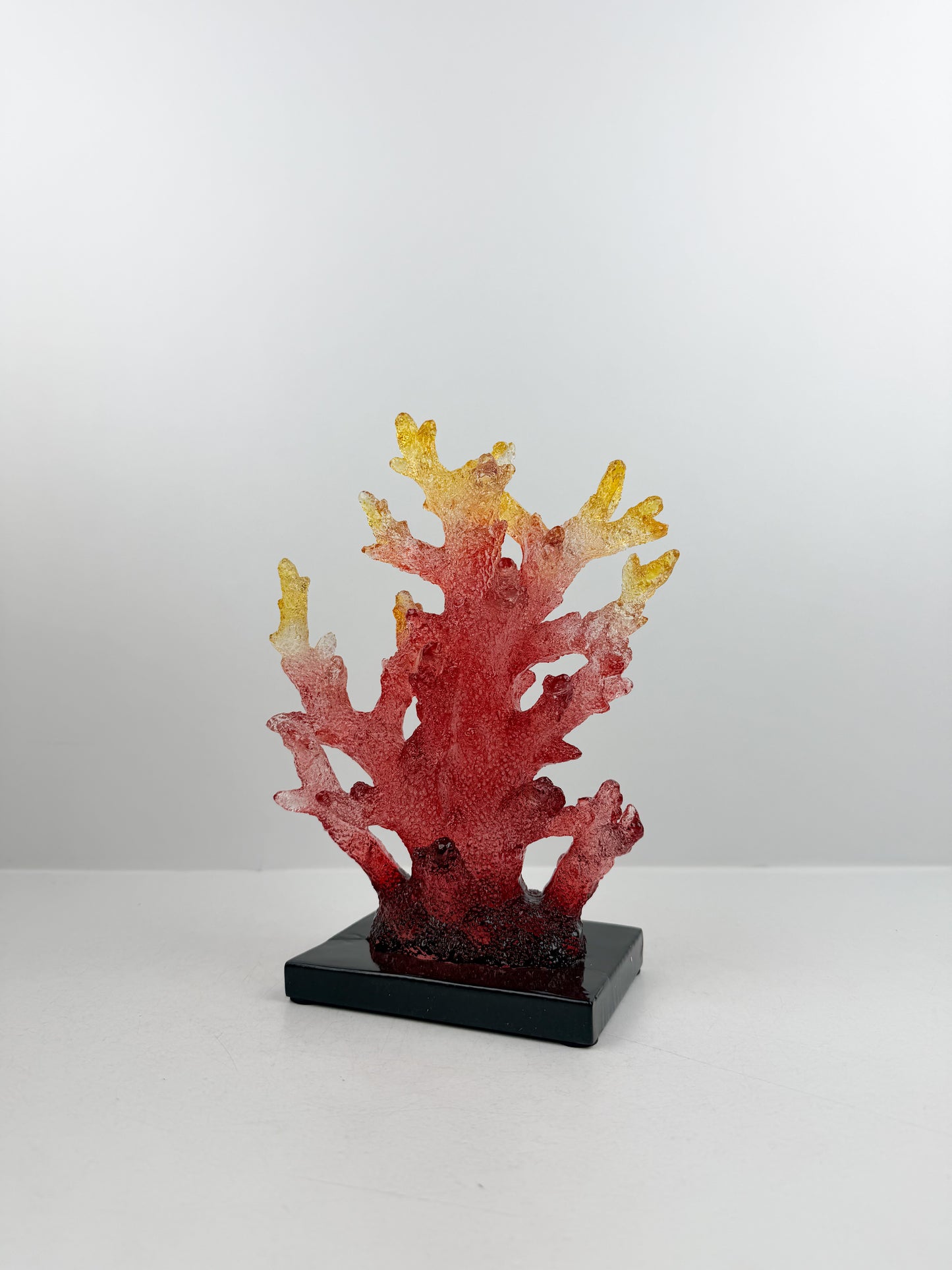 Sculpture de corail rouge en résine pour capturer la beauté naturelle des fonds marins.
