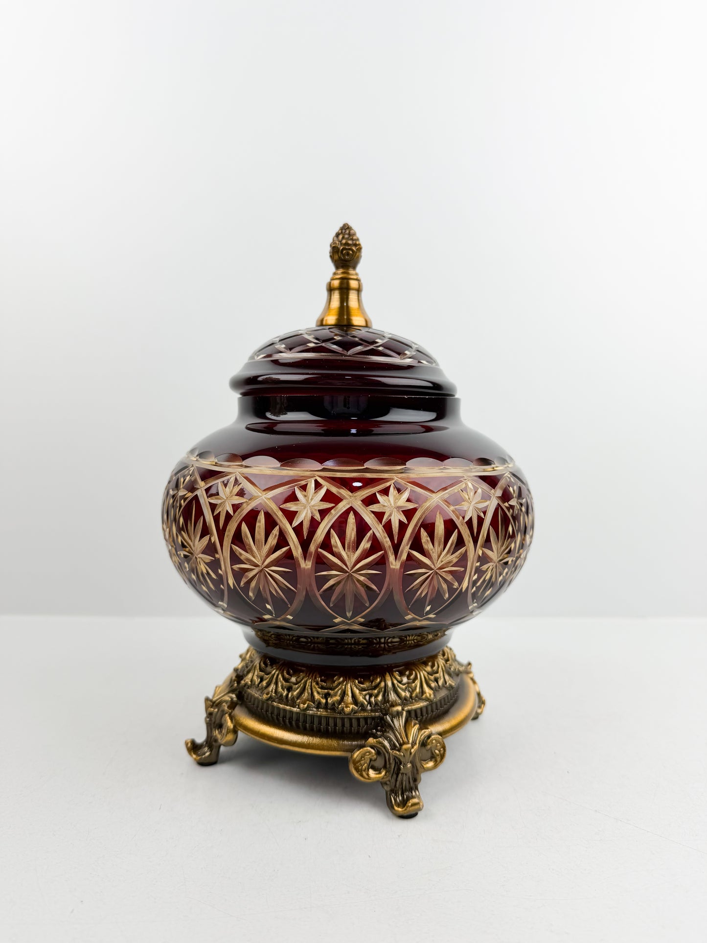 Bonbonnière décorative rouge rubis sur pied en bronze massif