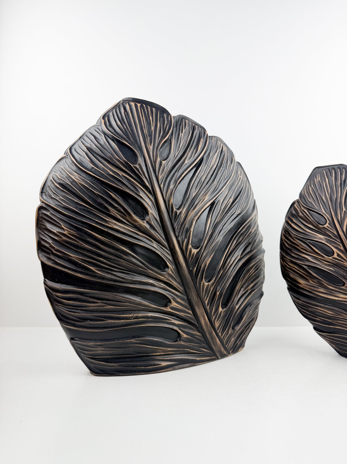 Duo de vases en résine aux formes élégantes inspirées de plumes
