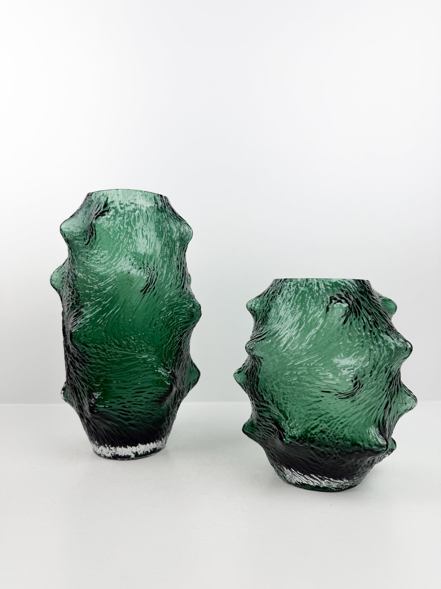 Duo de vases aux formes organiques inspirées de la concombre de mer en vert