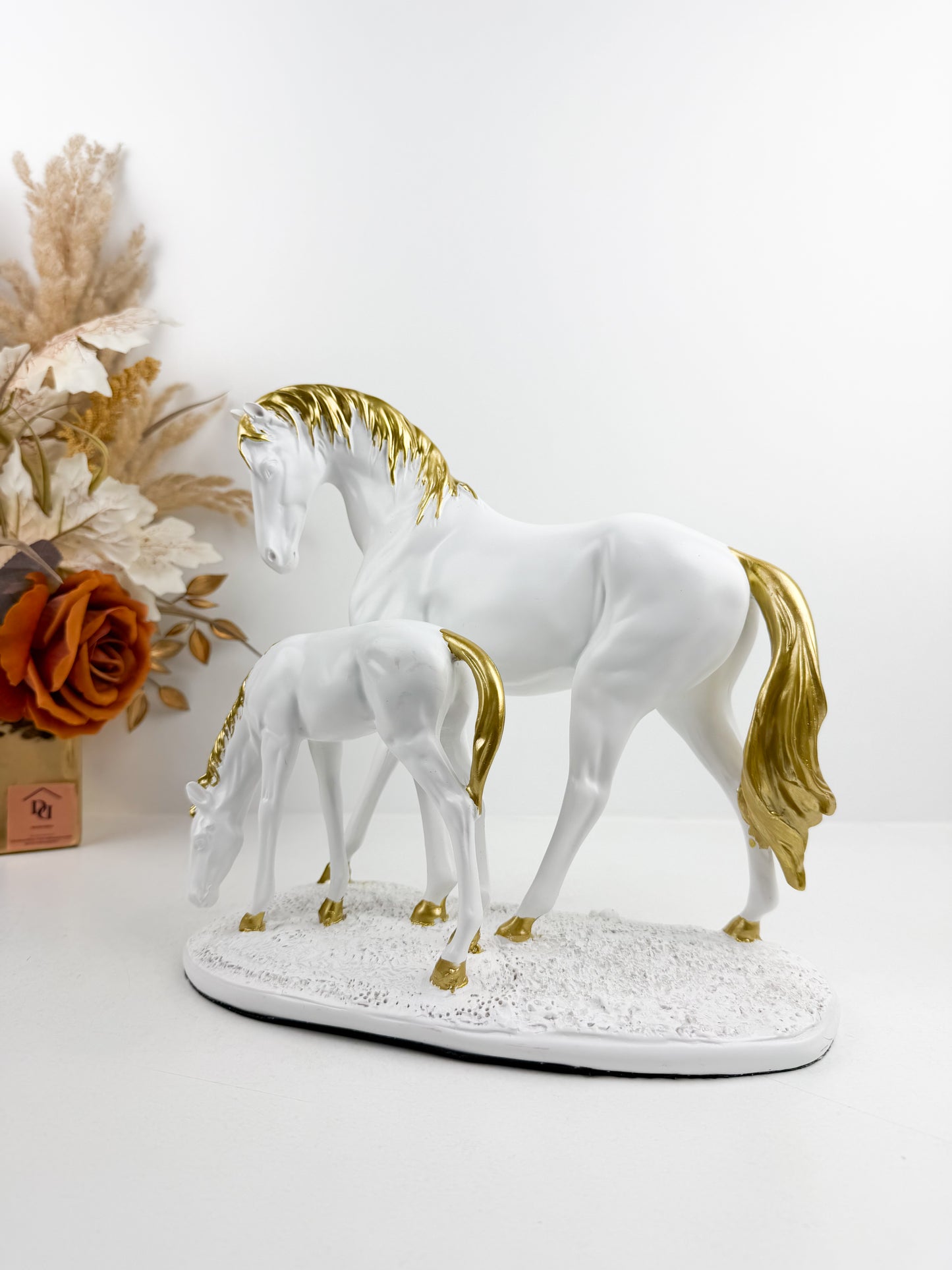 Statuette de décoration représentant une jument et son poulain blanche