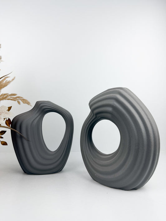 Duo de vases en céramique gris aux formes géométriques épurées