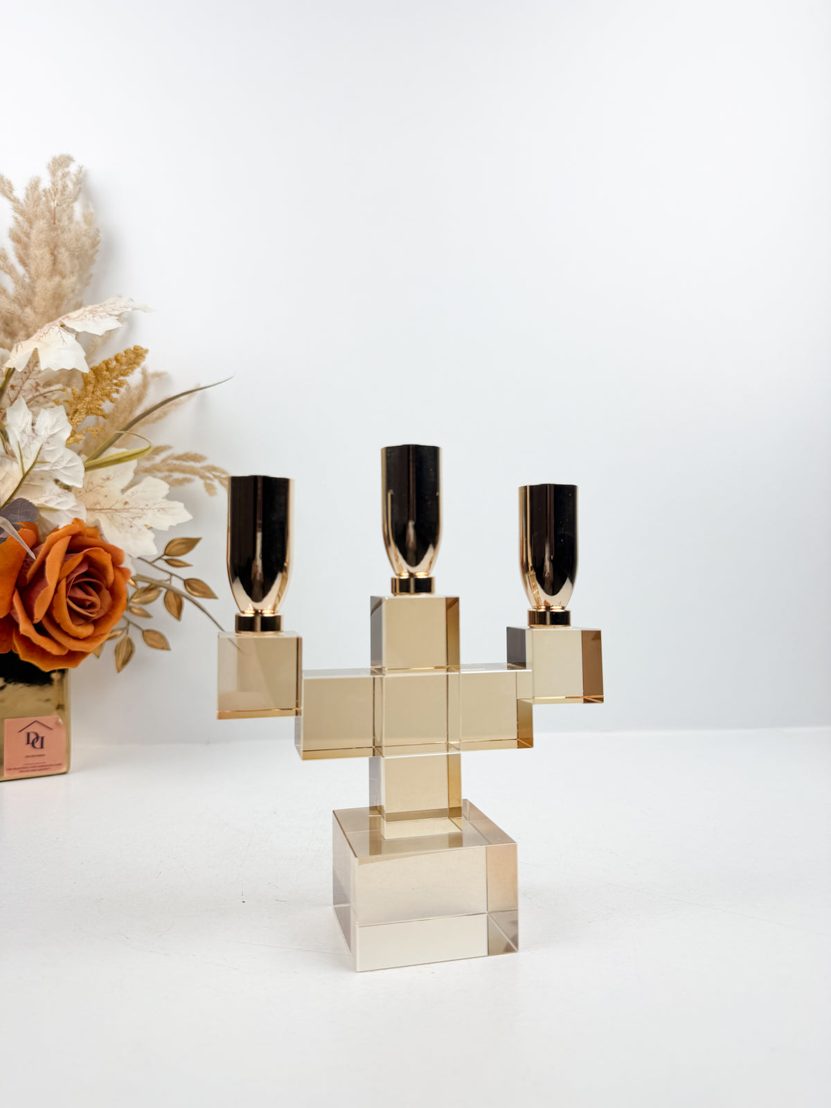 Bougeoir multibranche en métal doré et cristal géométrique.