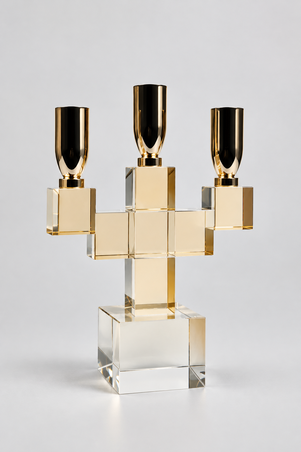 Bougeoir multibranche en métal doré et cristal géométrique.