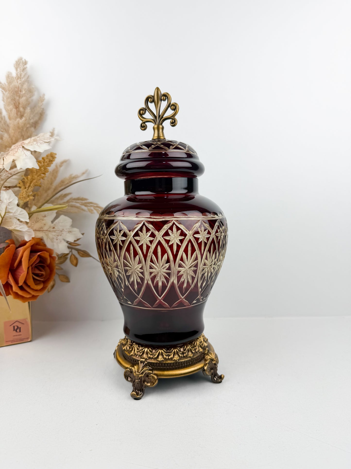 Vase couvert royal élégant en cristal rouge avec pied en métal