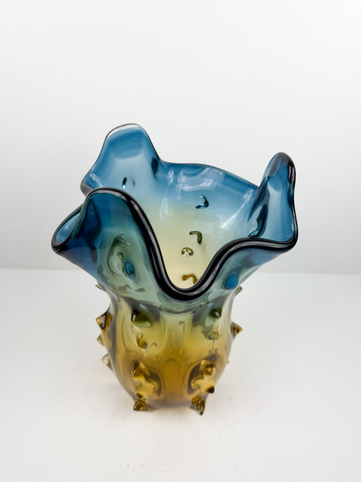 Superbe vase en verre soufflé artisanal.
