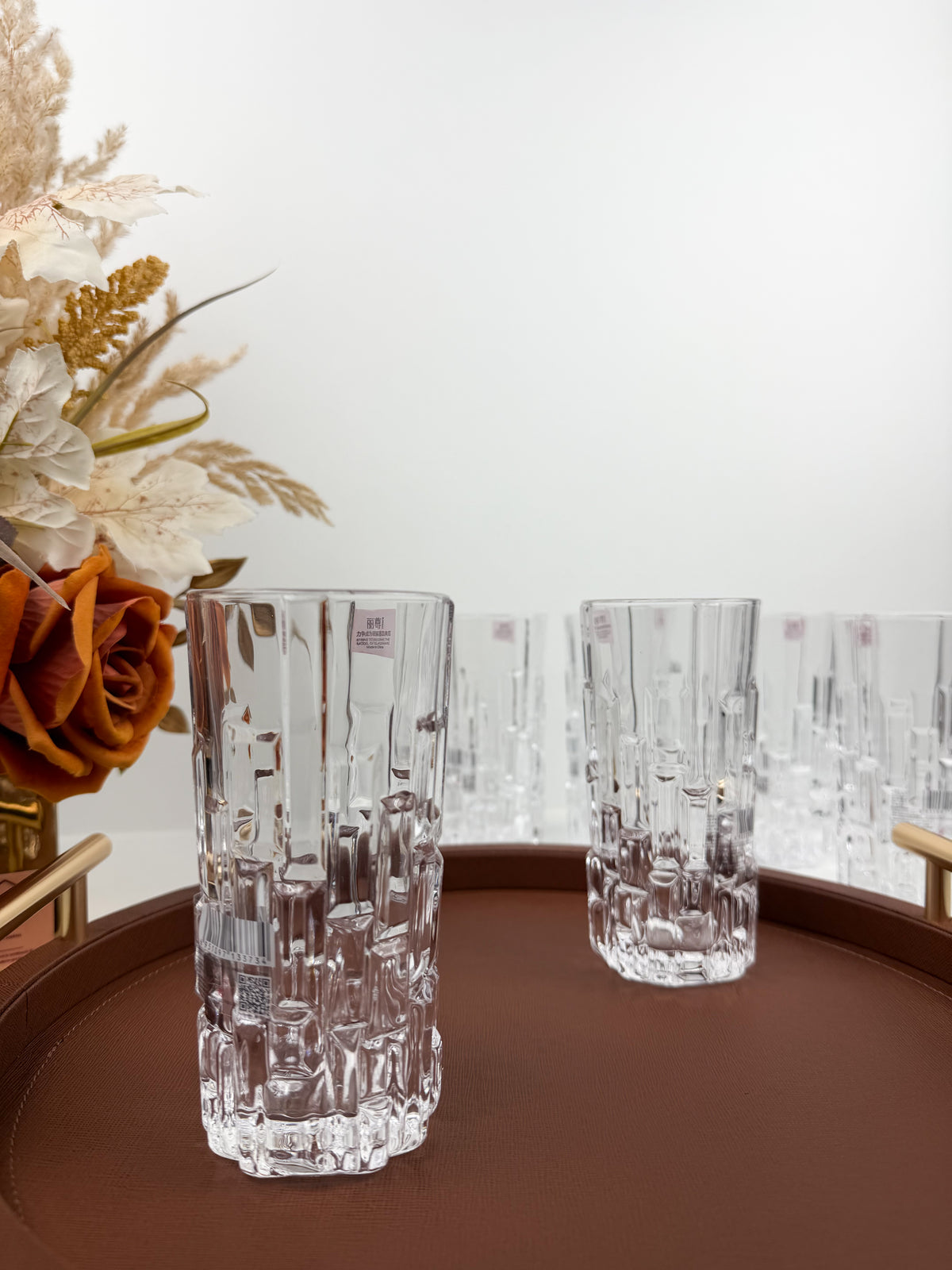 Six verres transparents ciselés en verre texturé à motifs géométriques en relief.