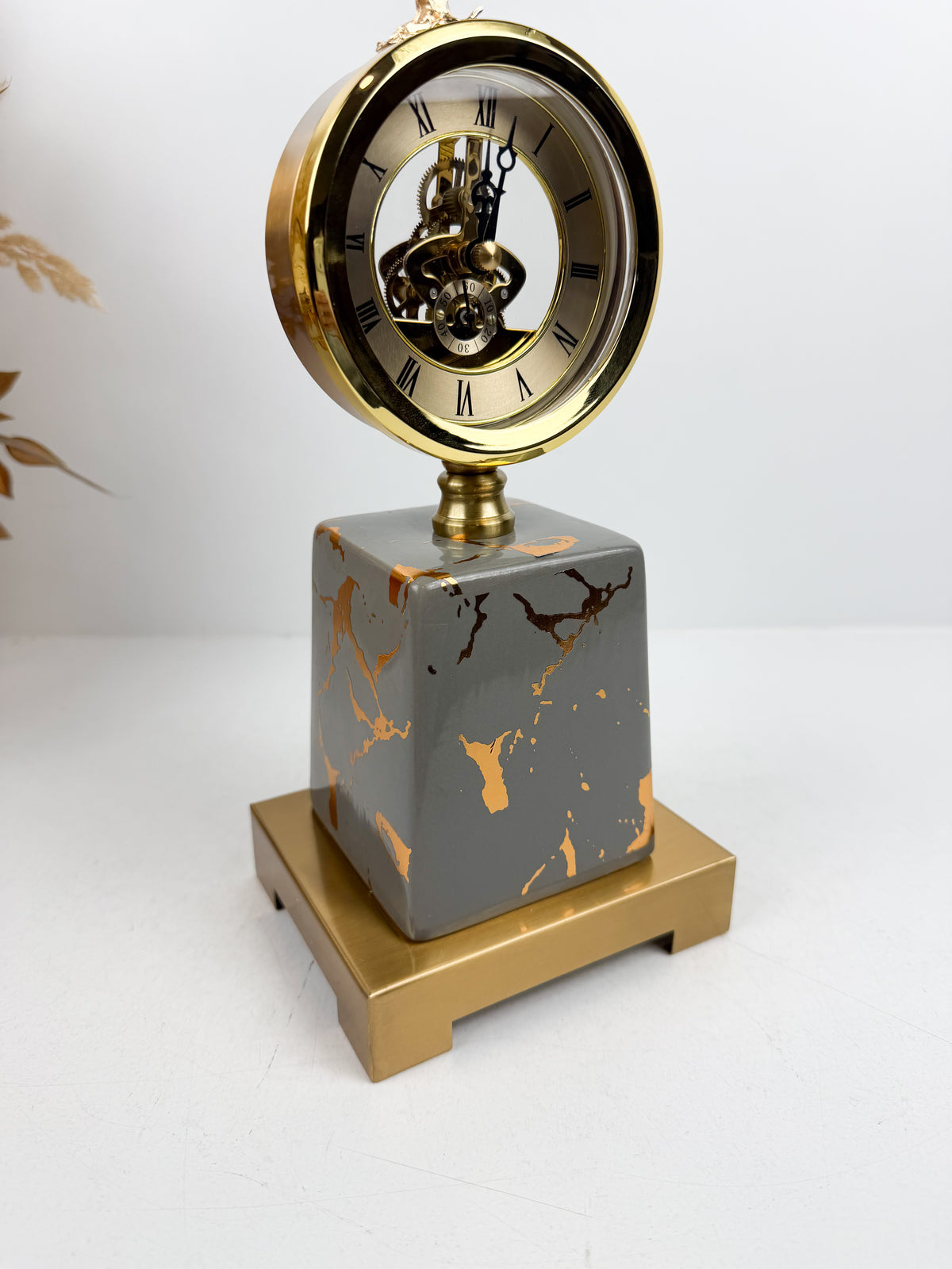 Horloge ronde avec cadran classique surmontée d'une sculpture d'aigle
