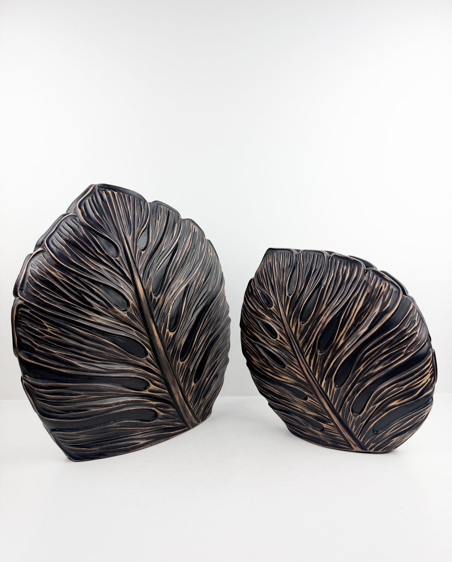 Duo de vases en résine aux formes élégantes inspirées de plumes