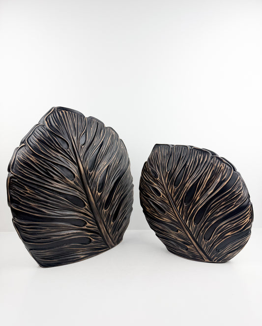 Duo de vases en résine aux formes élégantes inspirées de plumes