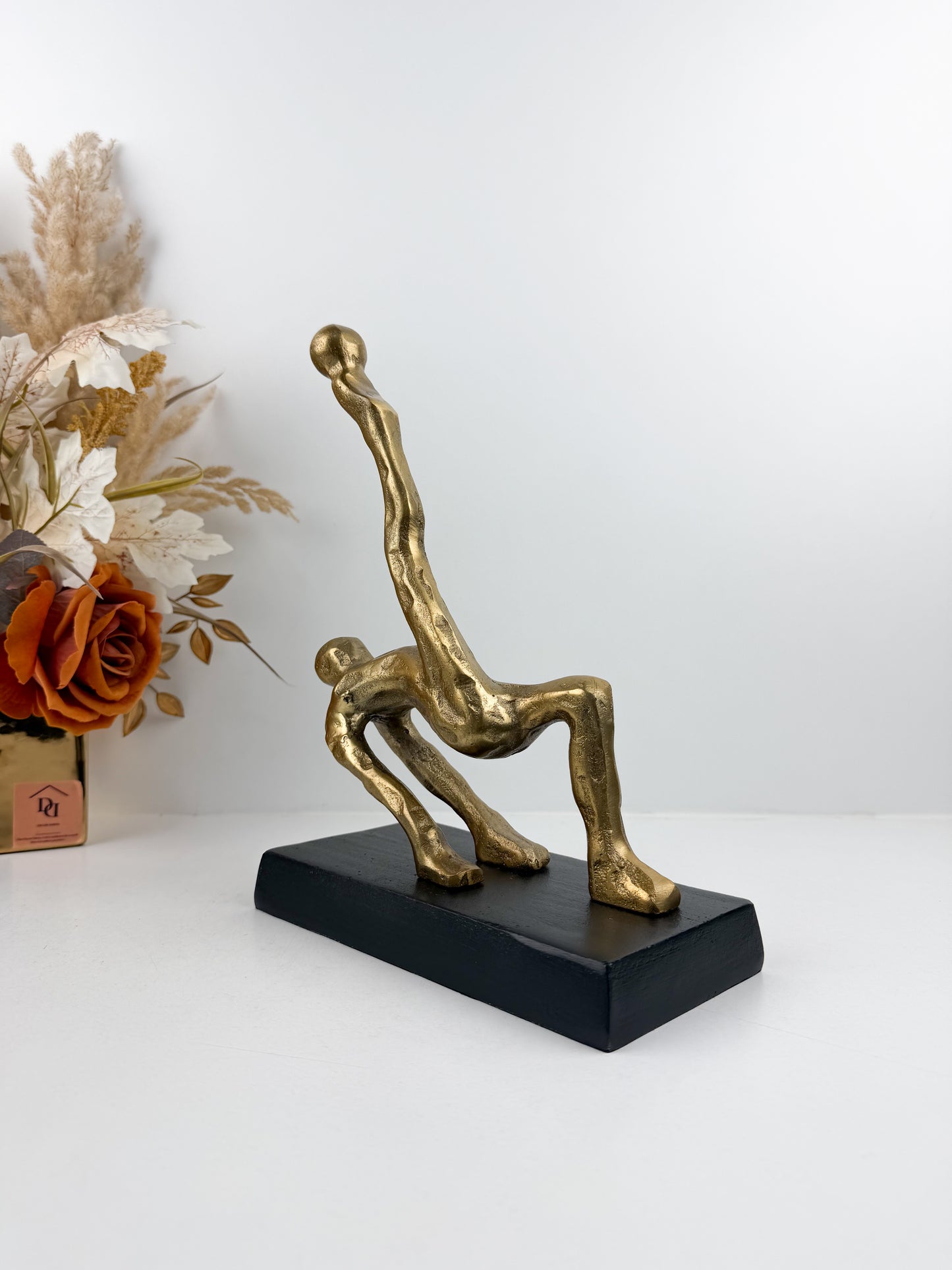 Figurine de gymnastique capturant l'essence du mouvement et de l'équilibre.