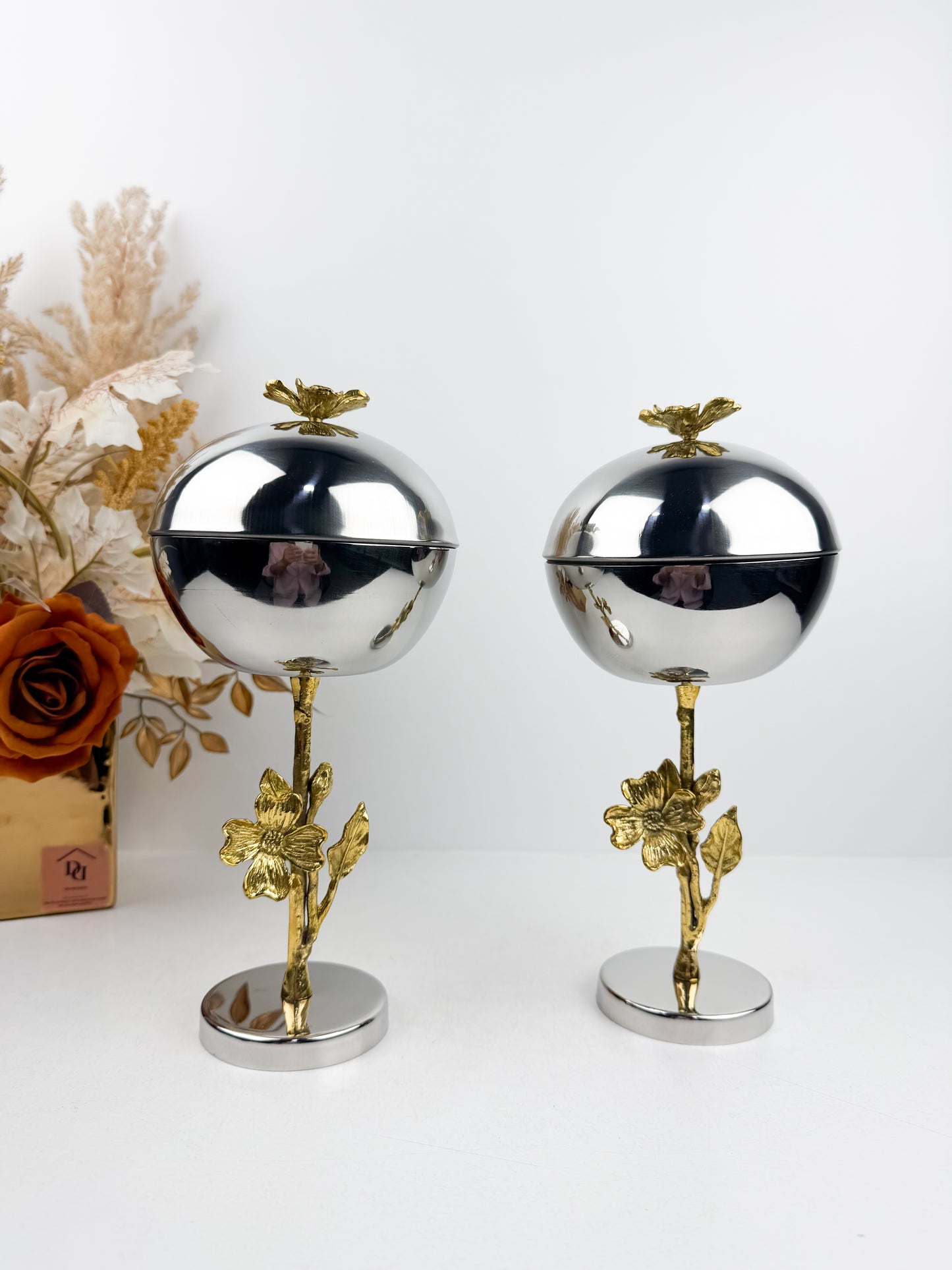 Duo d'encensoirs en métal argenté aux finitions florales