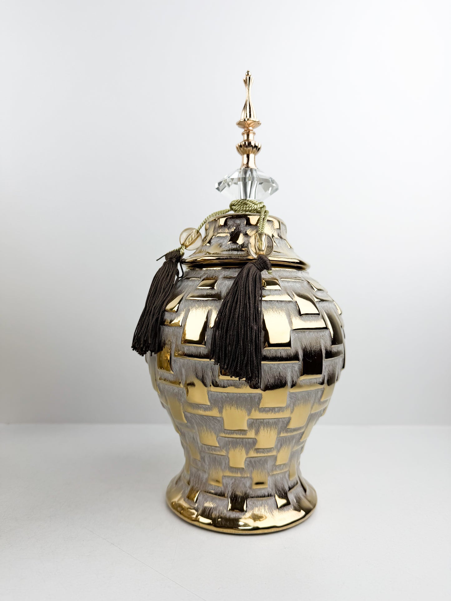 Trio de vases aux lignes épurées et design carré incarnant l'élégance traditionnelle