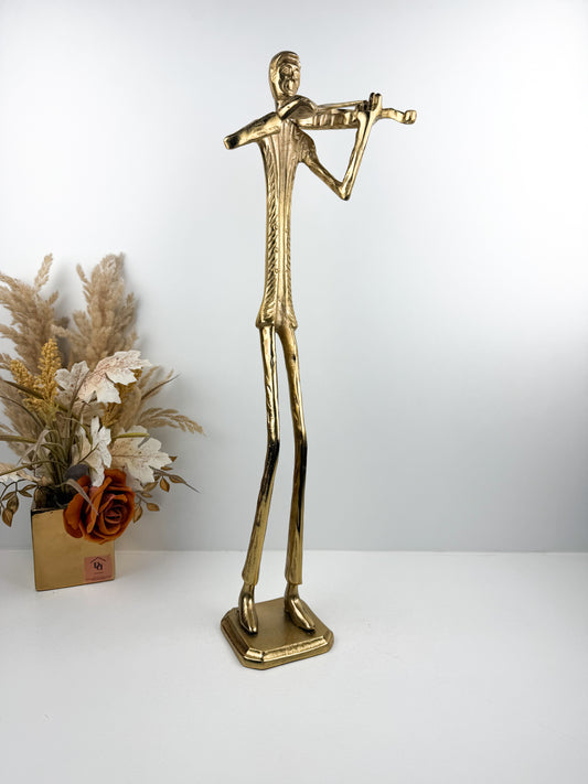 Violoniste au style épuré en métal