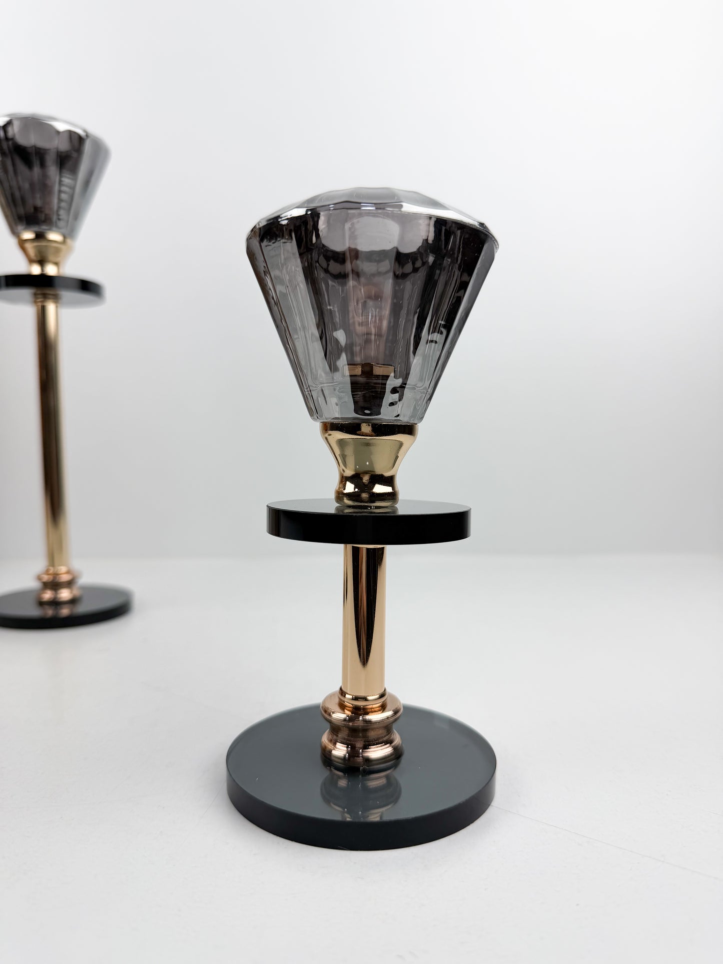 Ensemble de trois bougeoirs décoratifs en cristal  gris