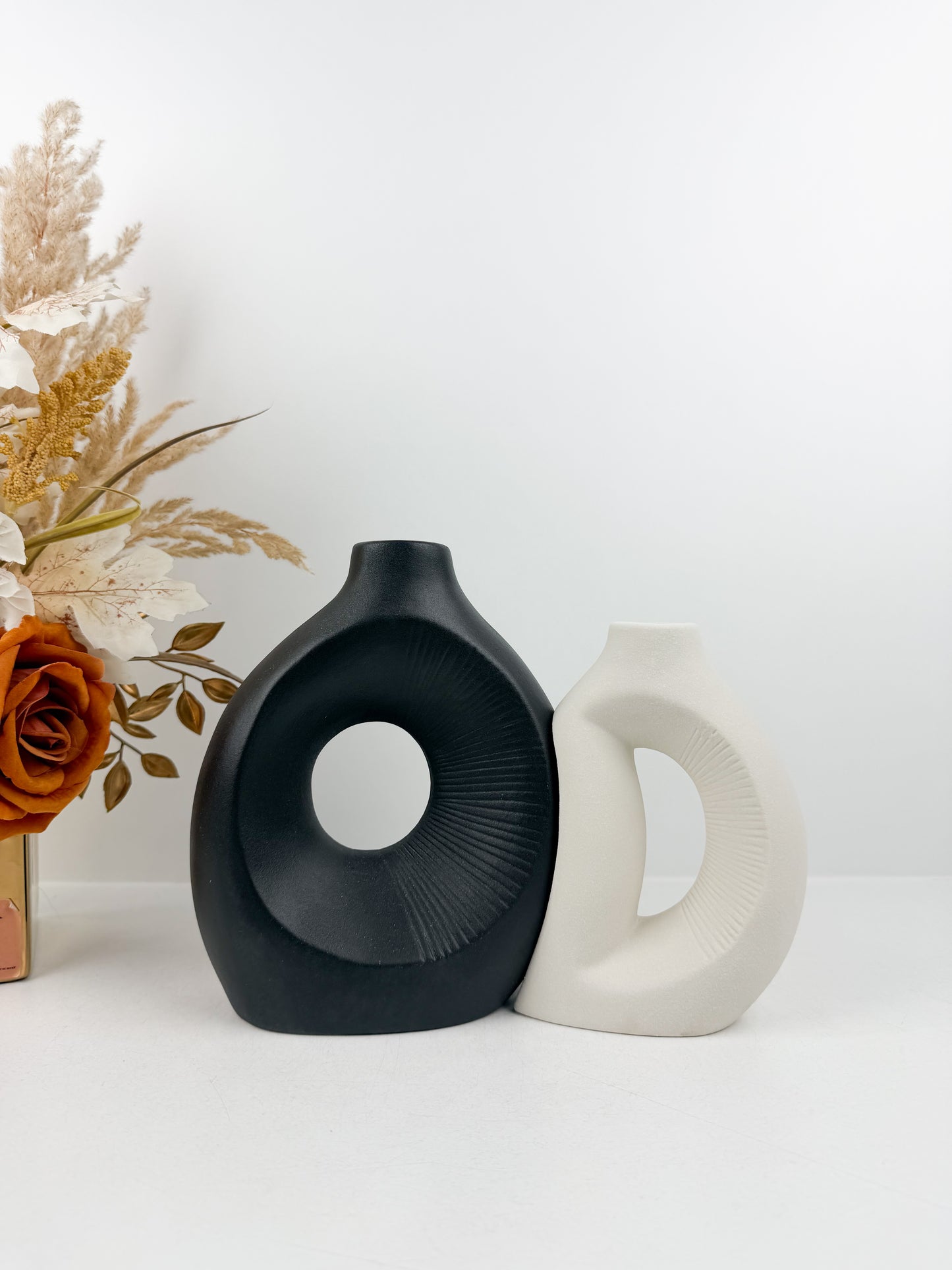 Duo de vases aux formes épurées et élégantes en céramique