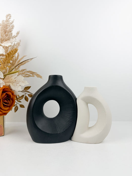 Duo de vases aux formes épurées et élégantes en céramique