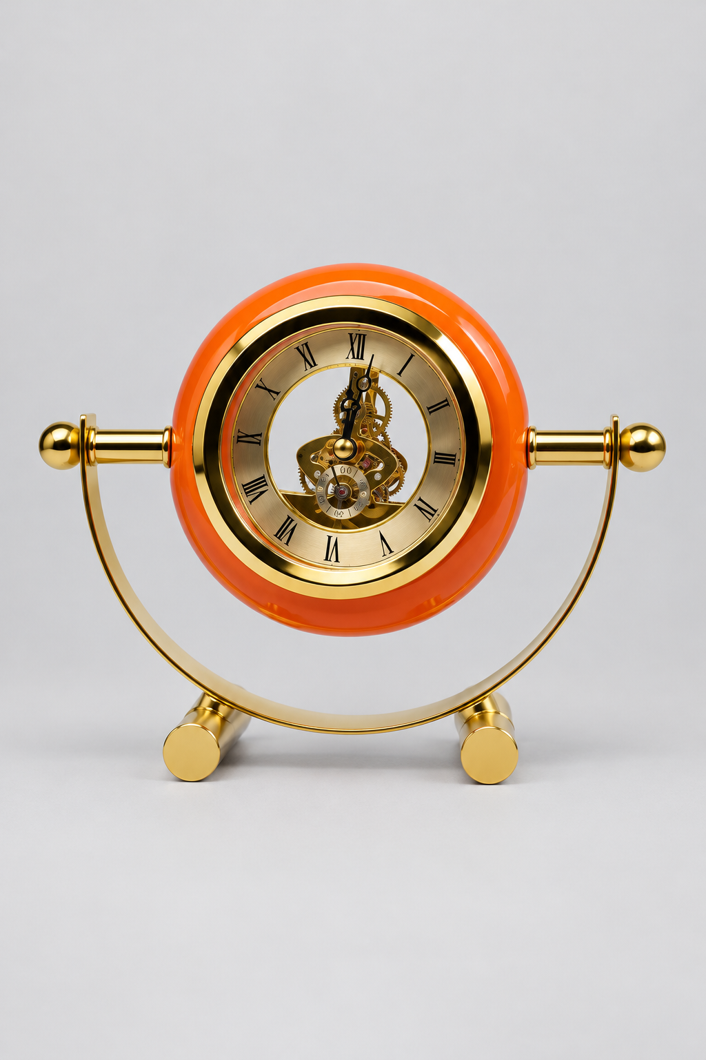 Horloge de table en métal doré de contour orange.