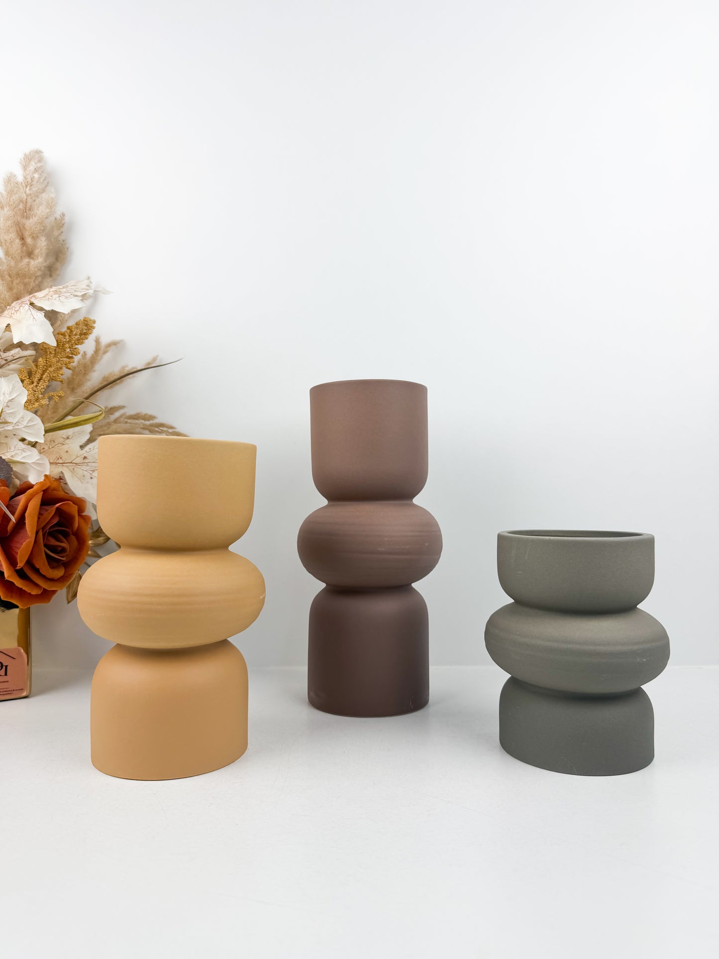 Trio de vases aux formes épurées et aux teintes contrastées