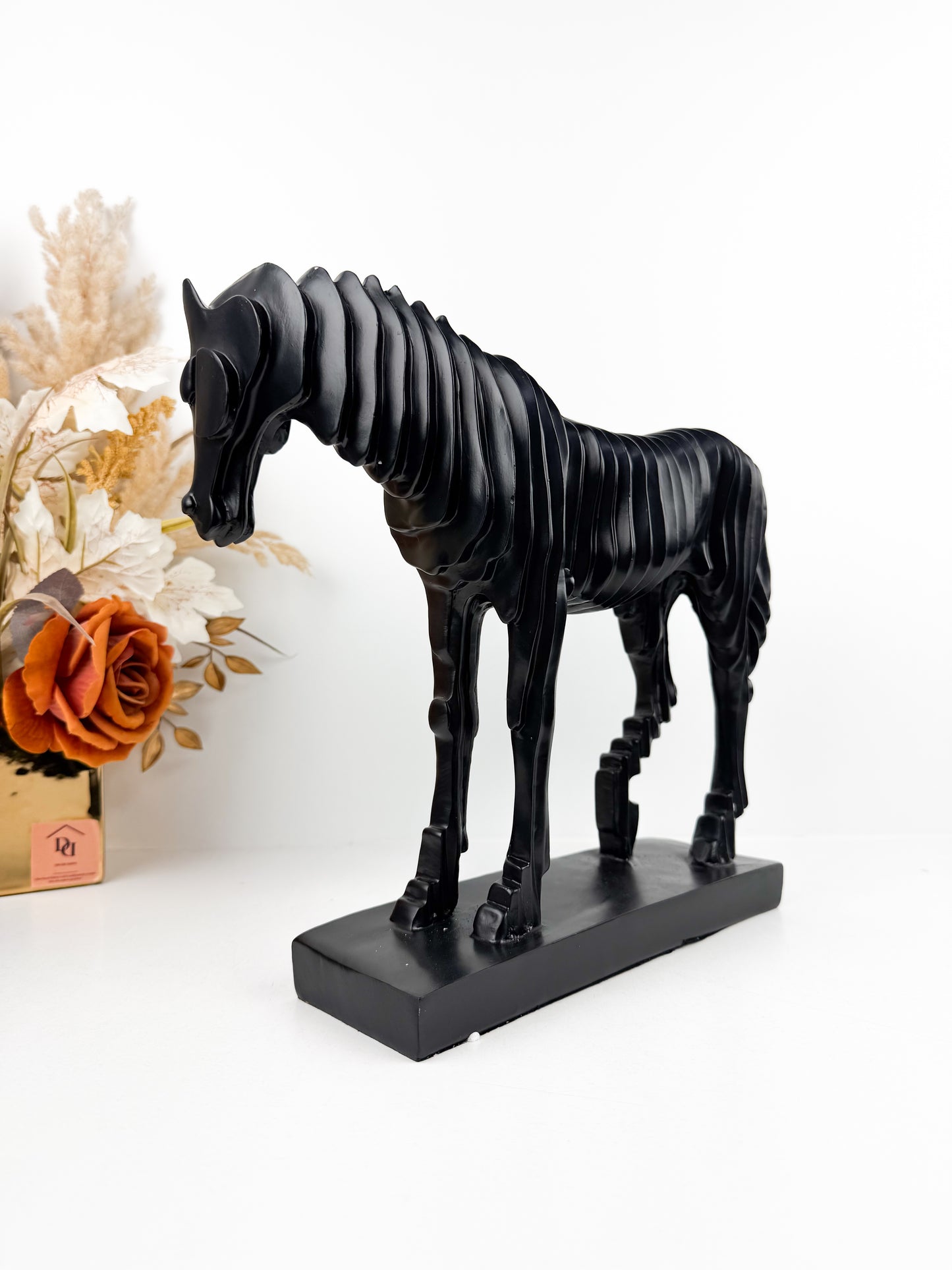 Sculpture élégante d'un cheval noir en mouvement