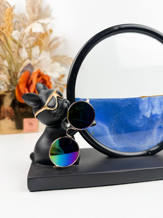 Sculpture deux bouledogues au style cool avec leurs lunettes de soleil dorées