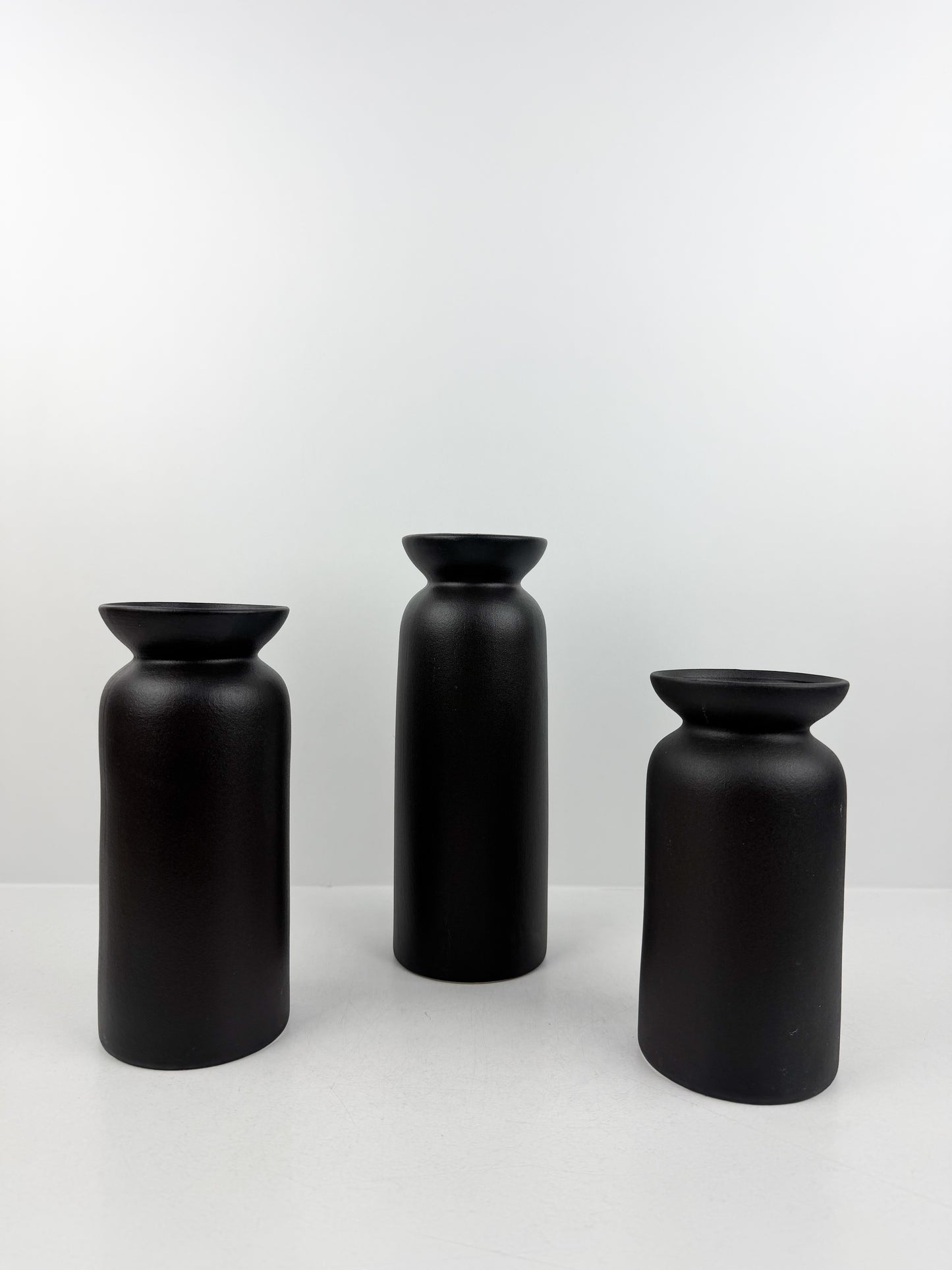 Trio de vases en céramique noire aux lignes épurées et minimalistes