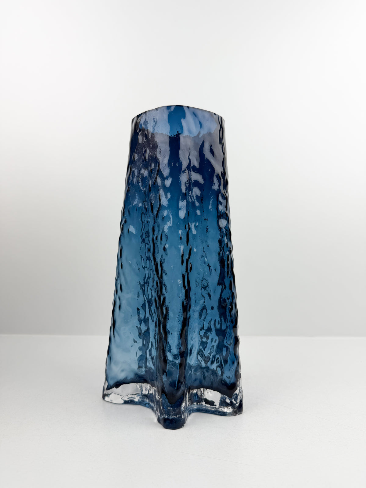 Vase Sculptural bleu océan élégant.