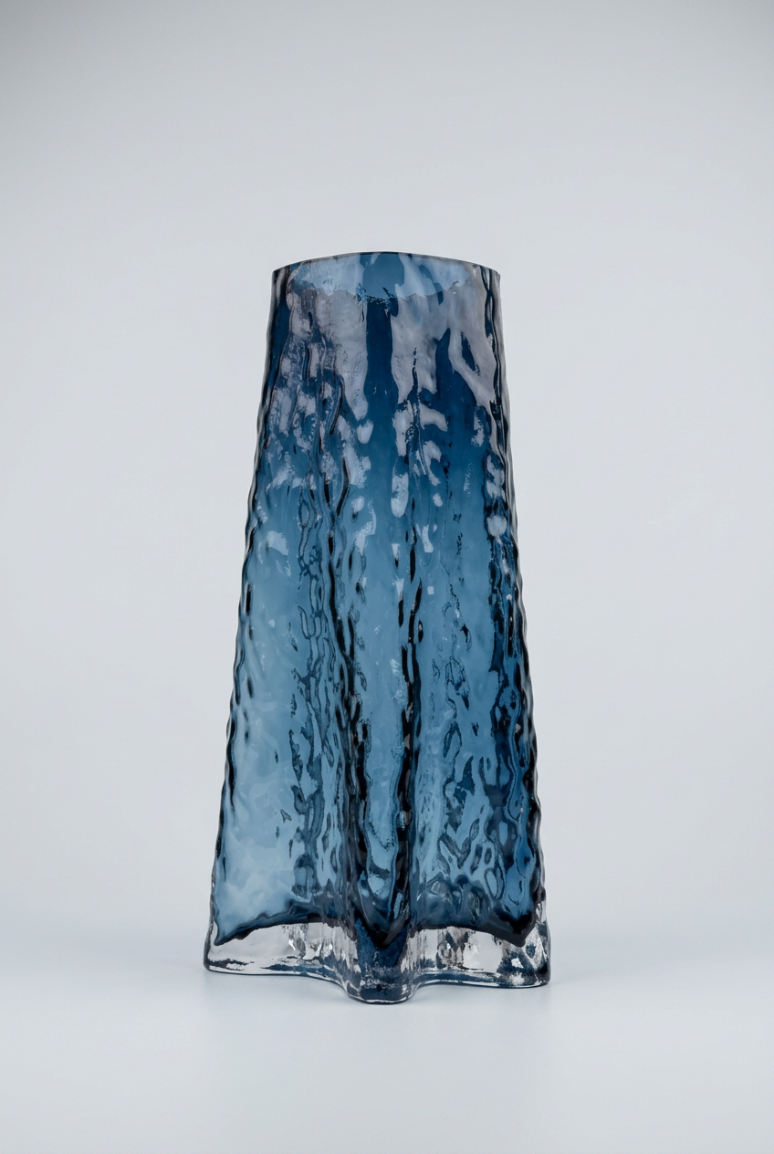 Vase Sculptural bleu océan élégant.