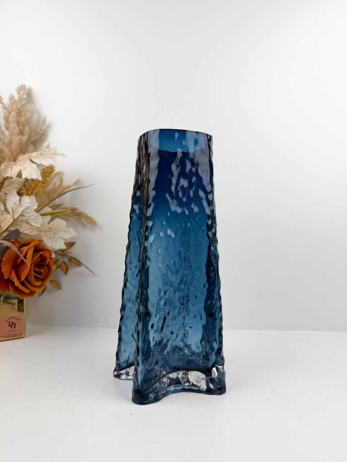 Vase Sculptural bleu océan élégant.