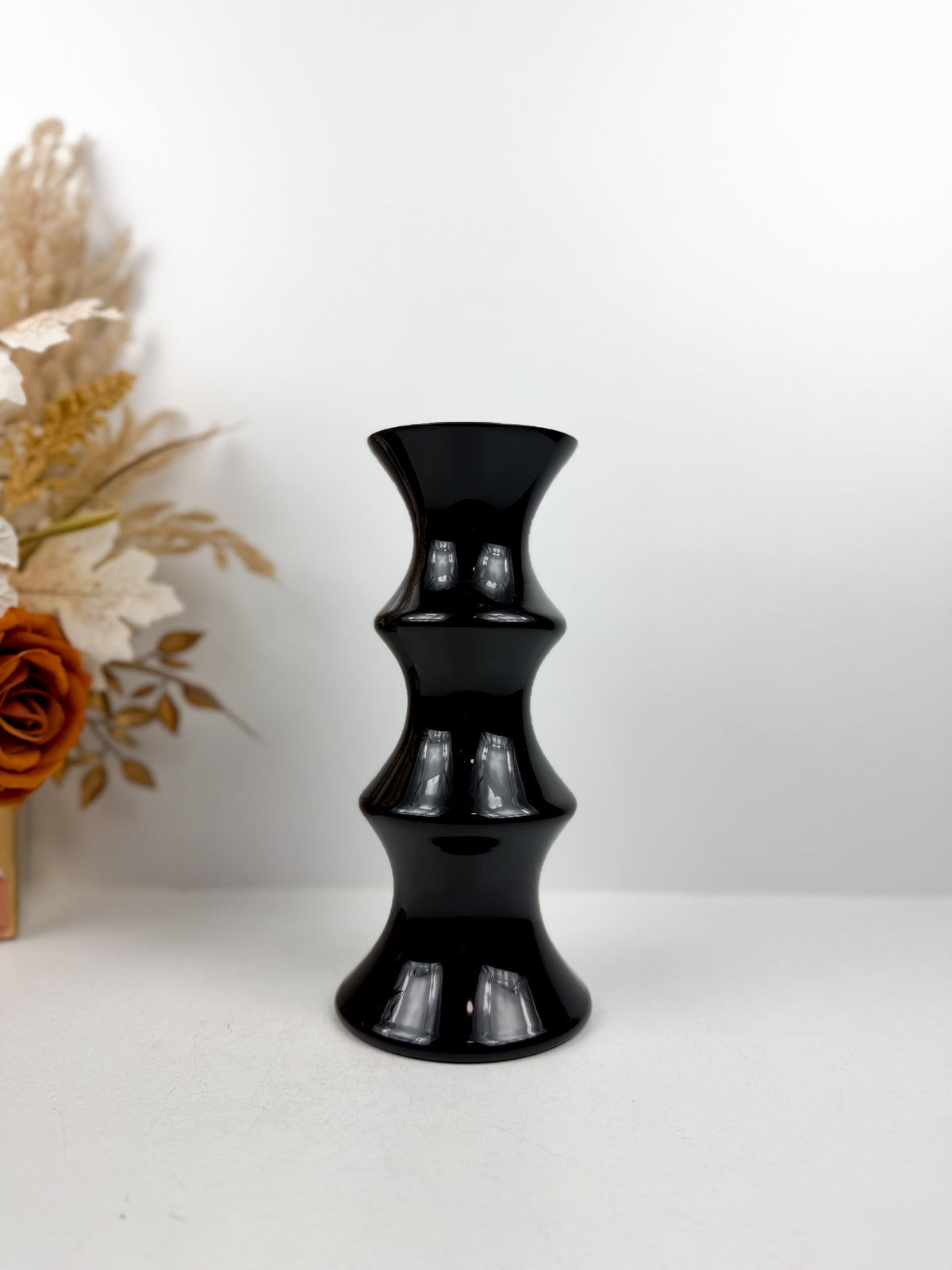 Vase sculptural noir brillant.