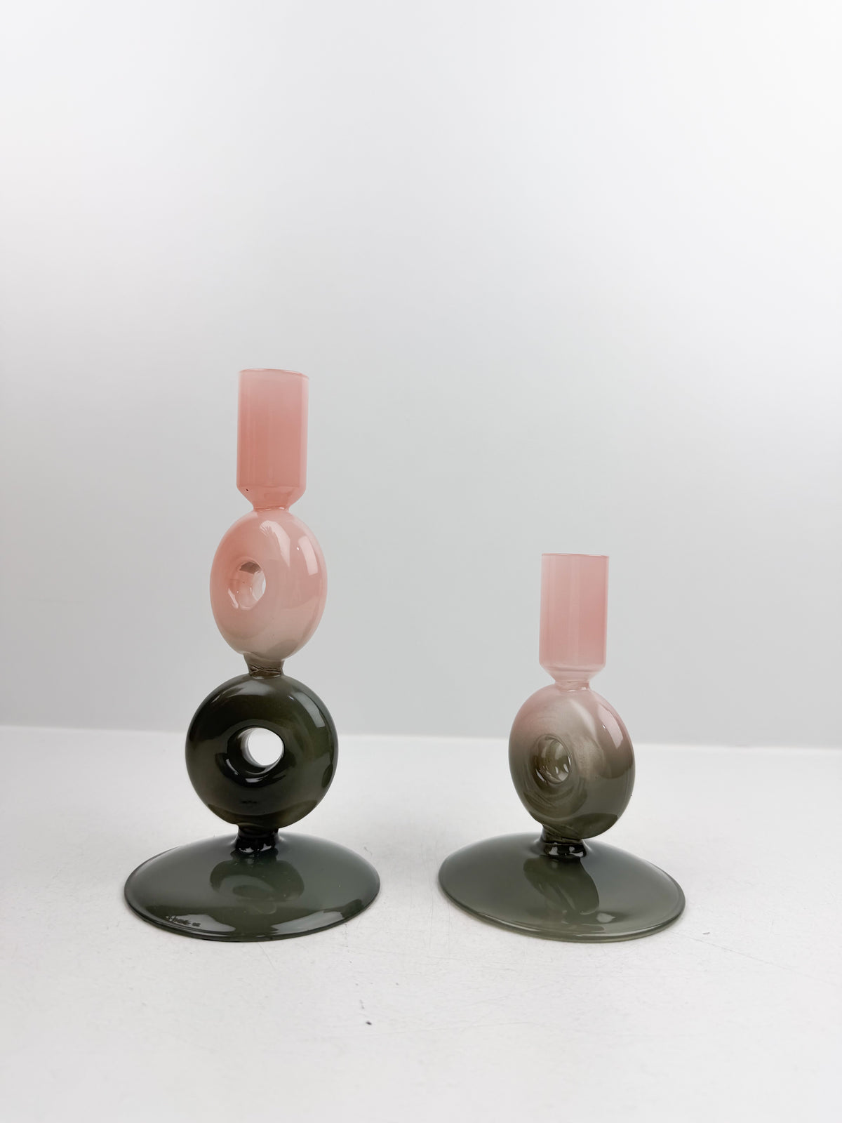 Bougeoirs tendance avec dégradé de couleurs rose et vert.